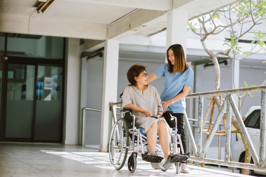 護士照顧坐輪椅病人